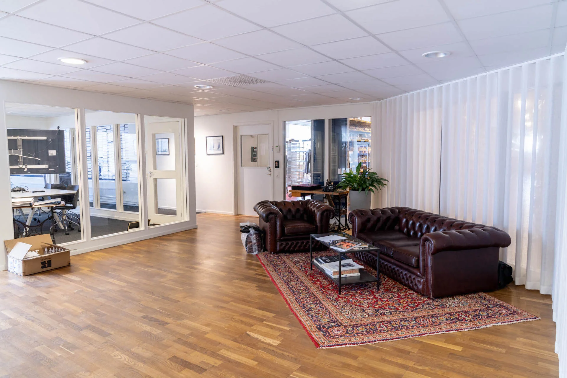 kontorslokal-i-open-office-med-exklusiva-material-pa-675-kvm-12.jpg